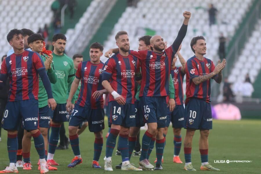 Los jugadores del Huesca celebran el triunfo en Córdoba.