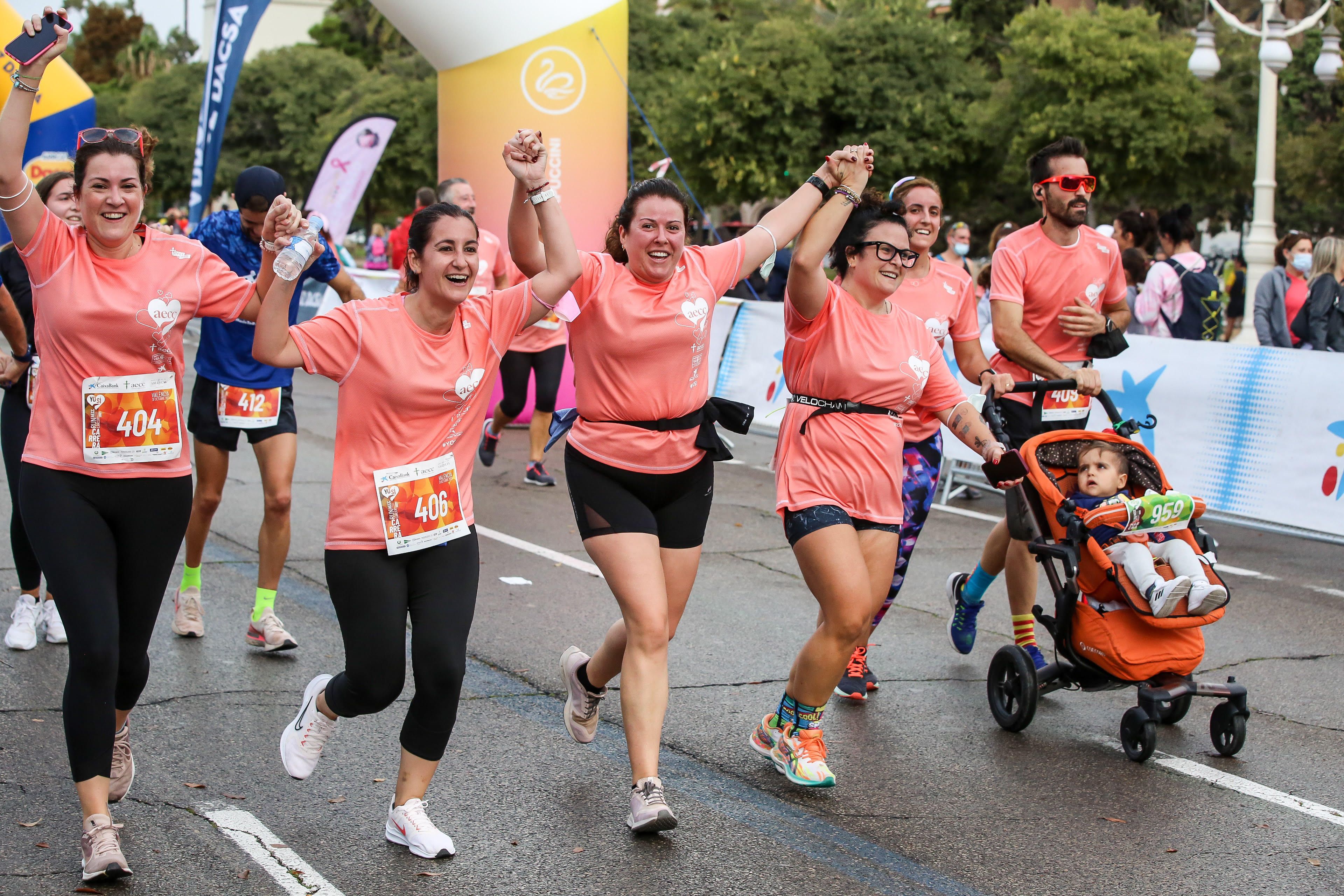  Corredoras pasando la linea de meta (Foto:València contra el Cáncer)