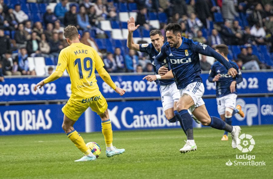 Costas encima a Marc Cardona en el Real Oviedo-UD Las Palmas.