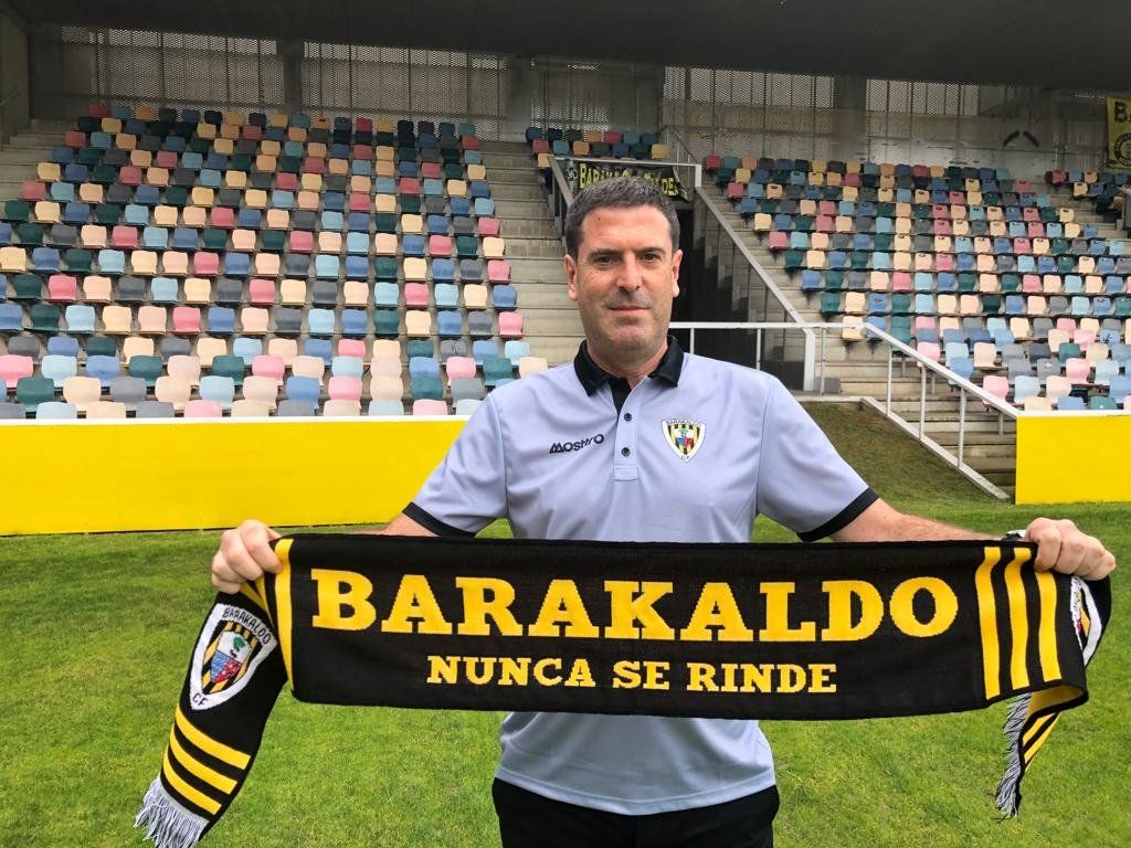  El técnico Imanol de la Sota, ex del Bilbao Athletic, quiere poner al Barakaldo CF en Primera RFEF con otro nuevo ascenso.