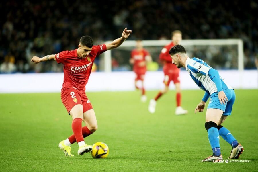 Marcos Luna centra delante de Sergio Escudero en el Deportivo-Zaragoza.