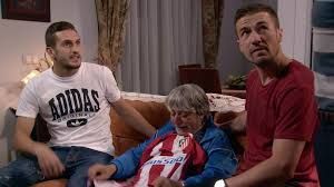 Gabi y Koke le regalan la camiseta del Atlético de Madrid a Vicente Maroto (La que se avecina)