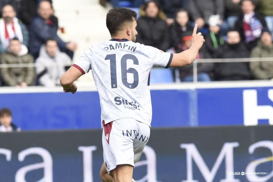 Diego Pampín celebra su gol en el Huesca-Levante.