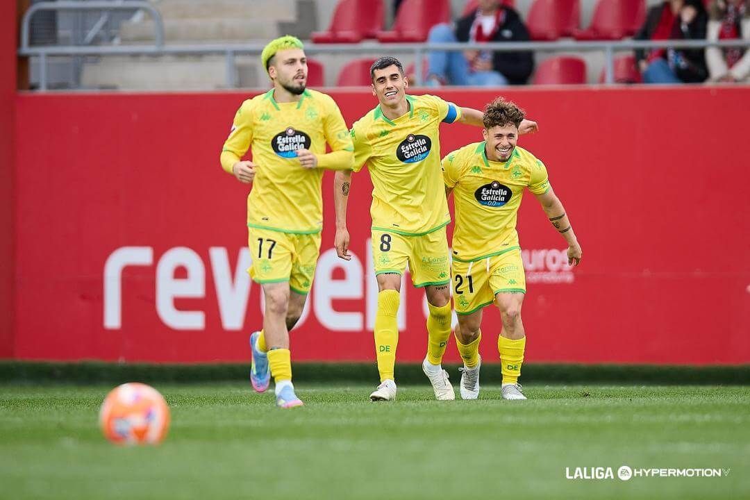 Diego Villares celebra su gol en el Mirandés-Deportivo.
