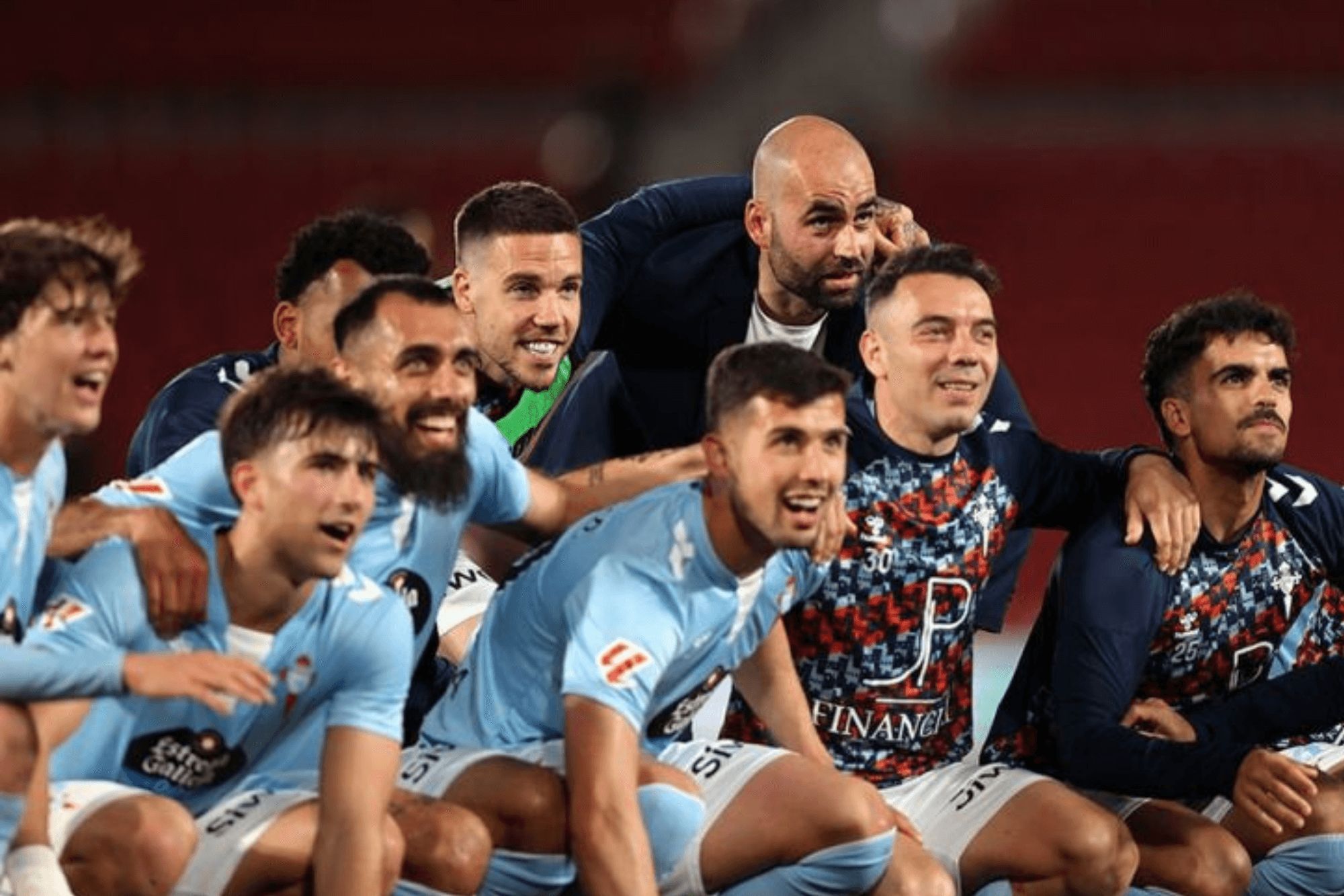  Claudio Giráldez celebra la victoria con sus jugadores.