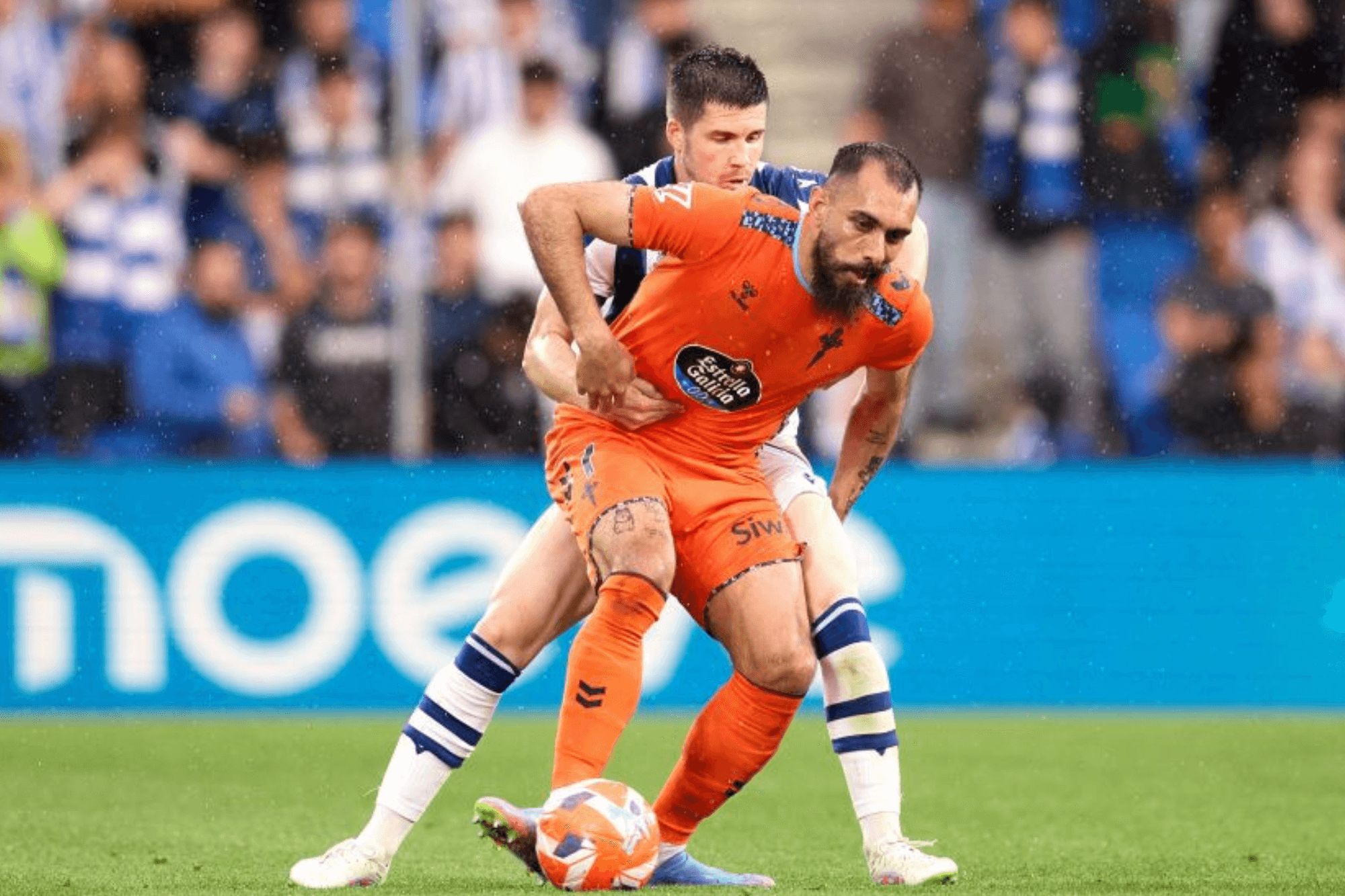 Borja Iglesias ante la Real Sociedad.