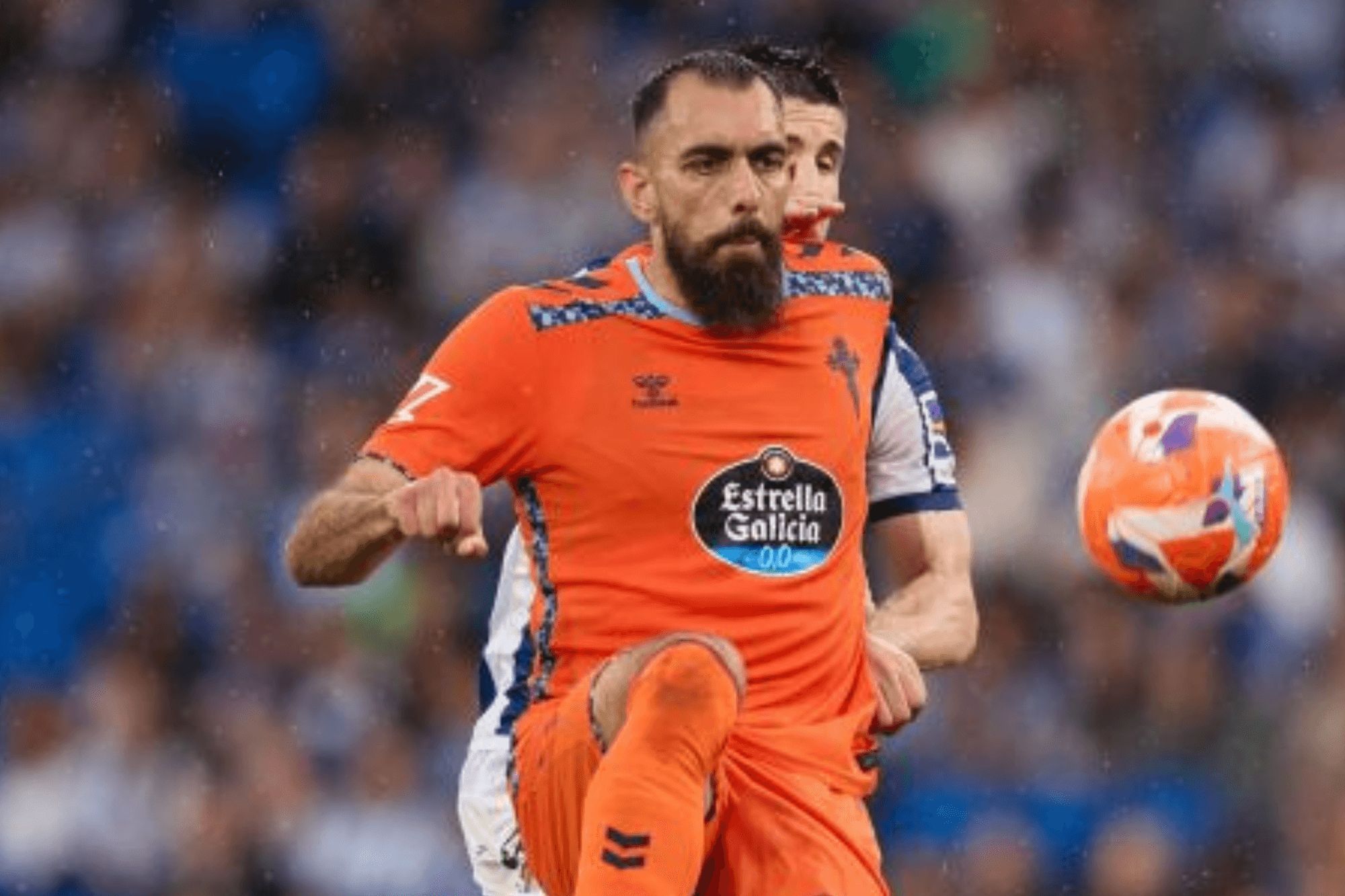  Borja Iglesias ante la Real Sociedad.