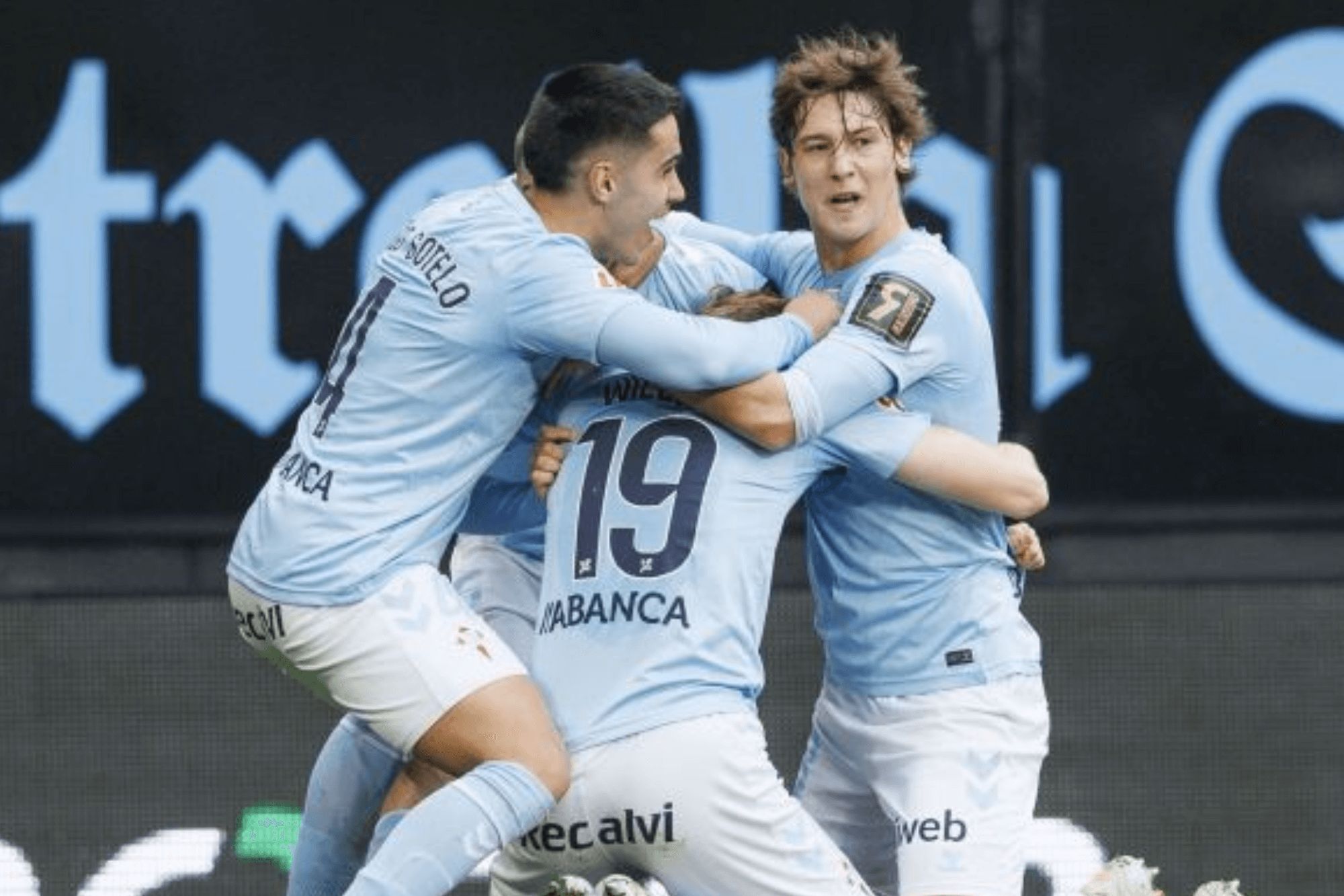Fer López, Sotelo y Swedberg celebran un gol.