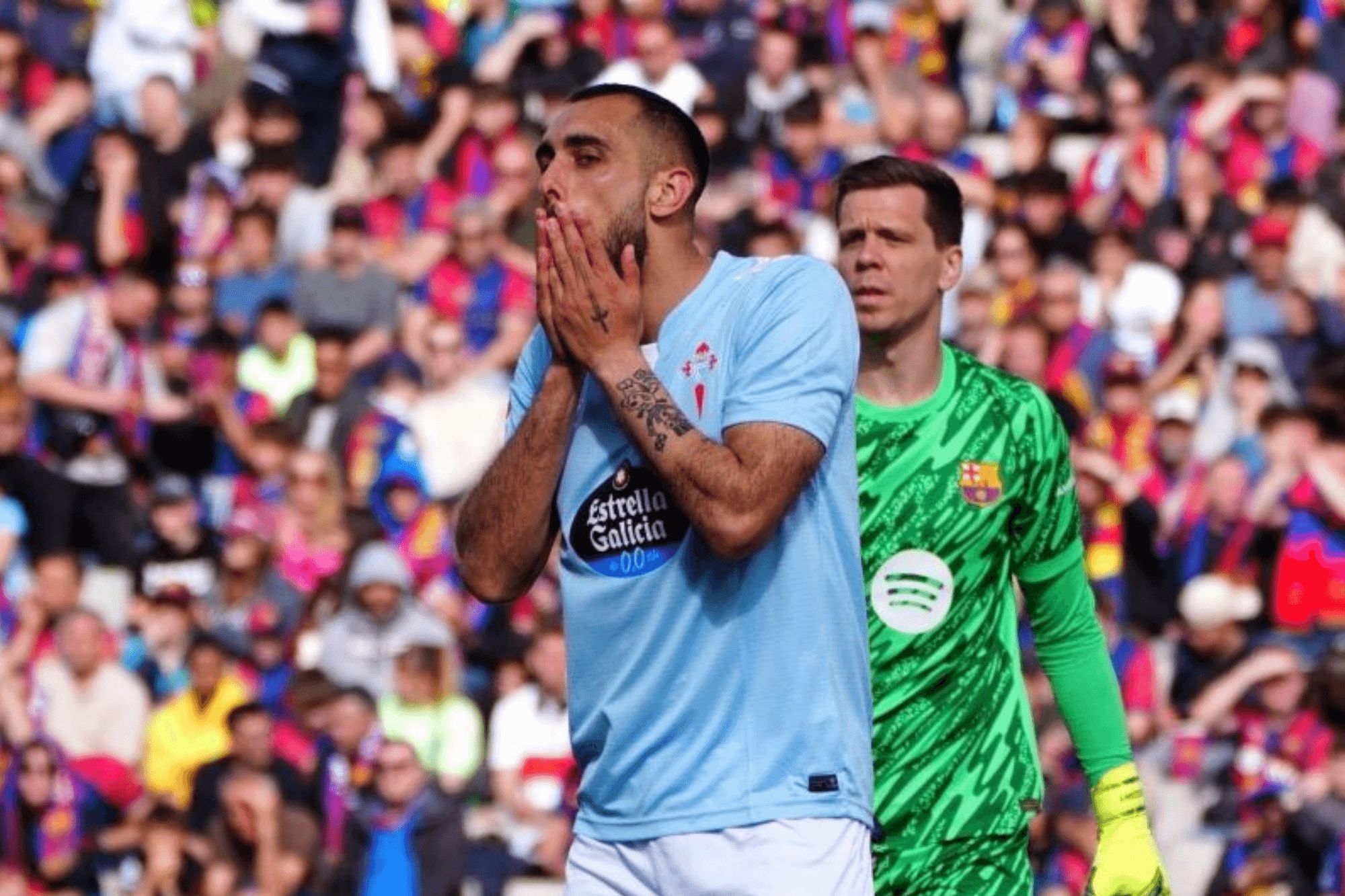  Borja Iglesias se lamenta de una parada de Szczesny.