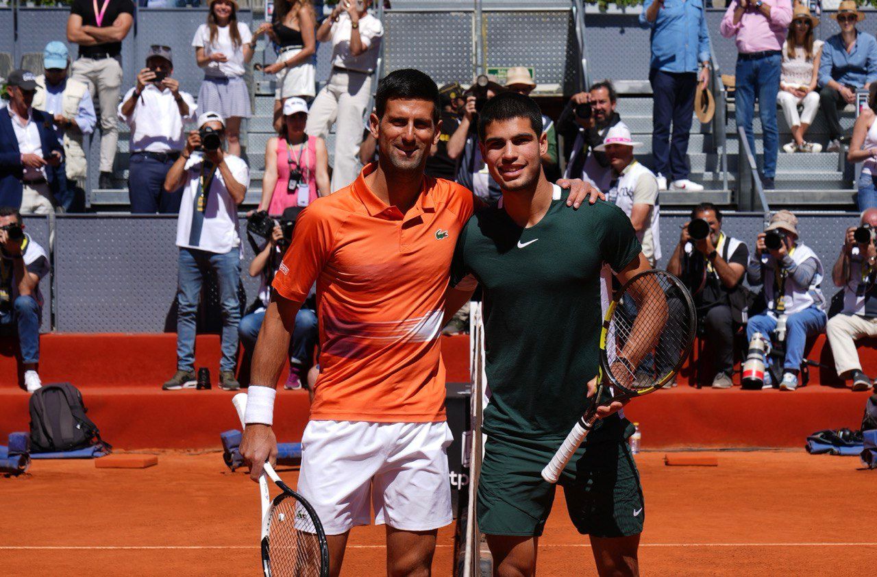  Djokovic posa con Alcaraz en el partido de semifinales del Mutua Madrid Open 2022.