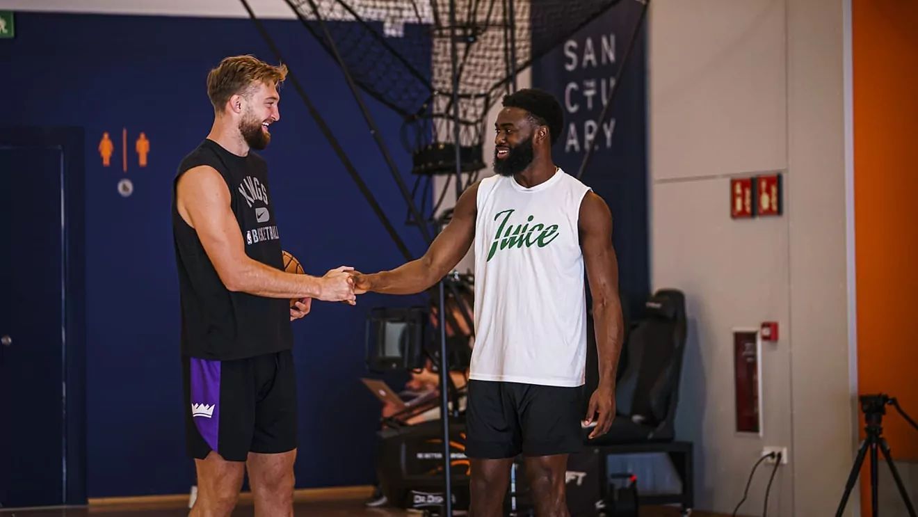 Domantas Sabonis saluda a Jaylen Brown en The Embassy, en verano de 2022.