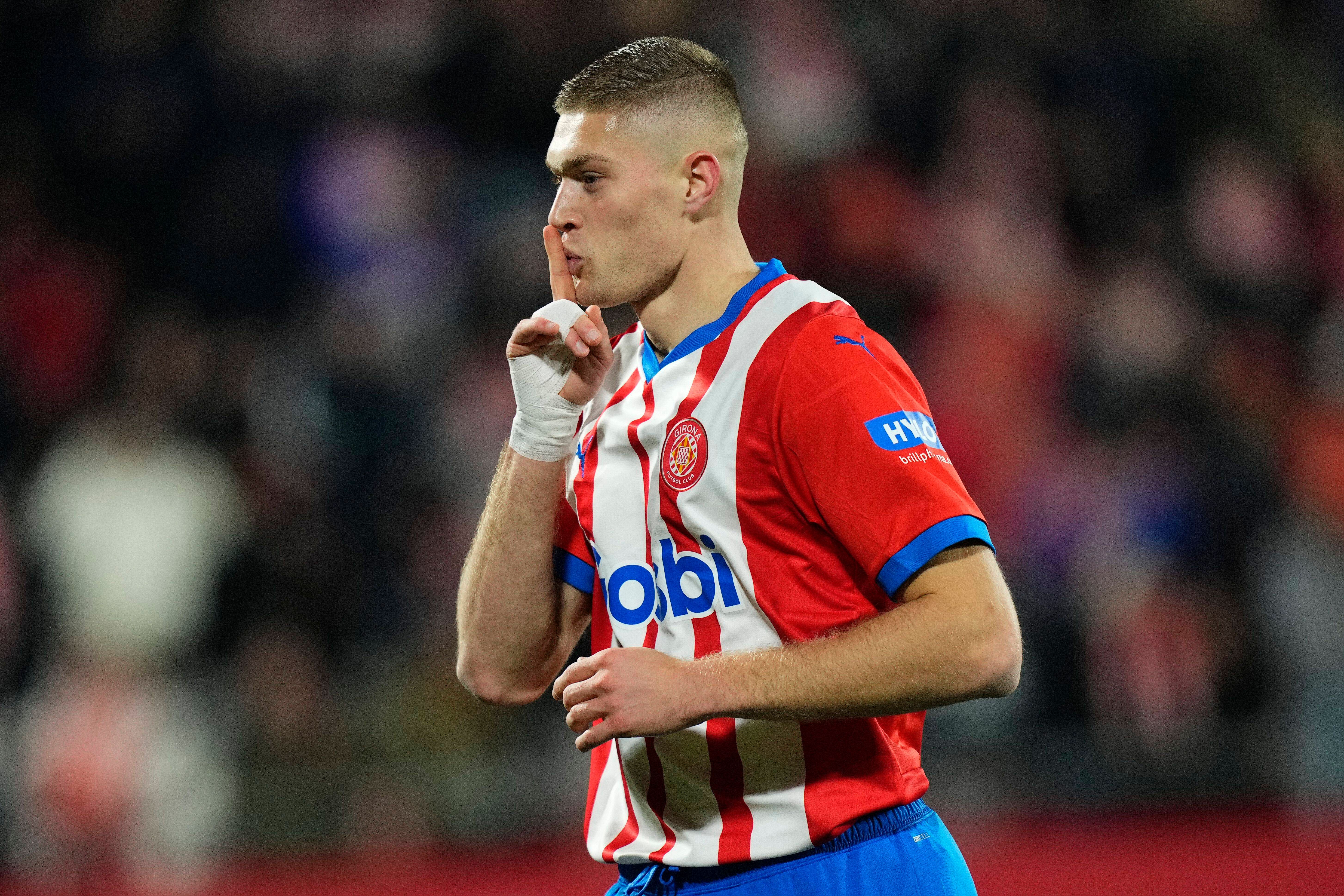  Dovbyk celebra uno de sus goles en el Girona-Sevilla.