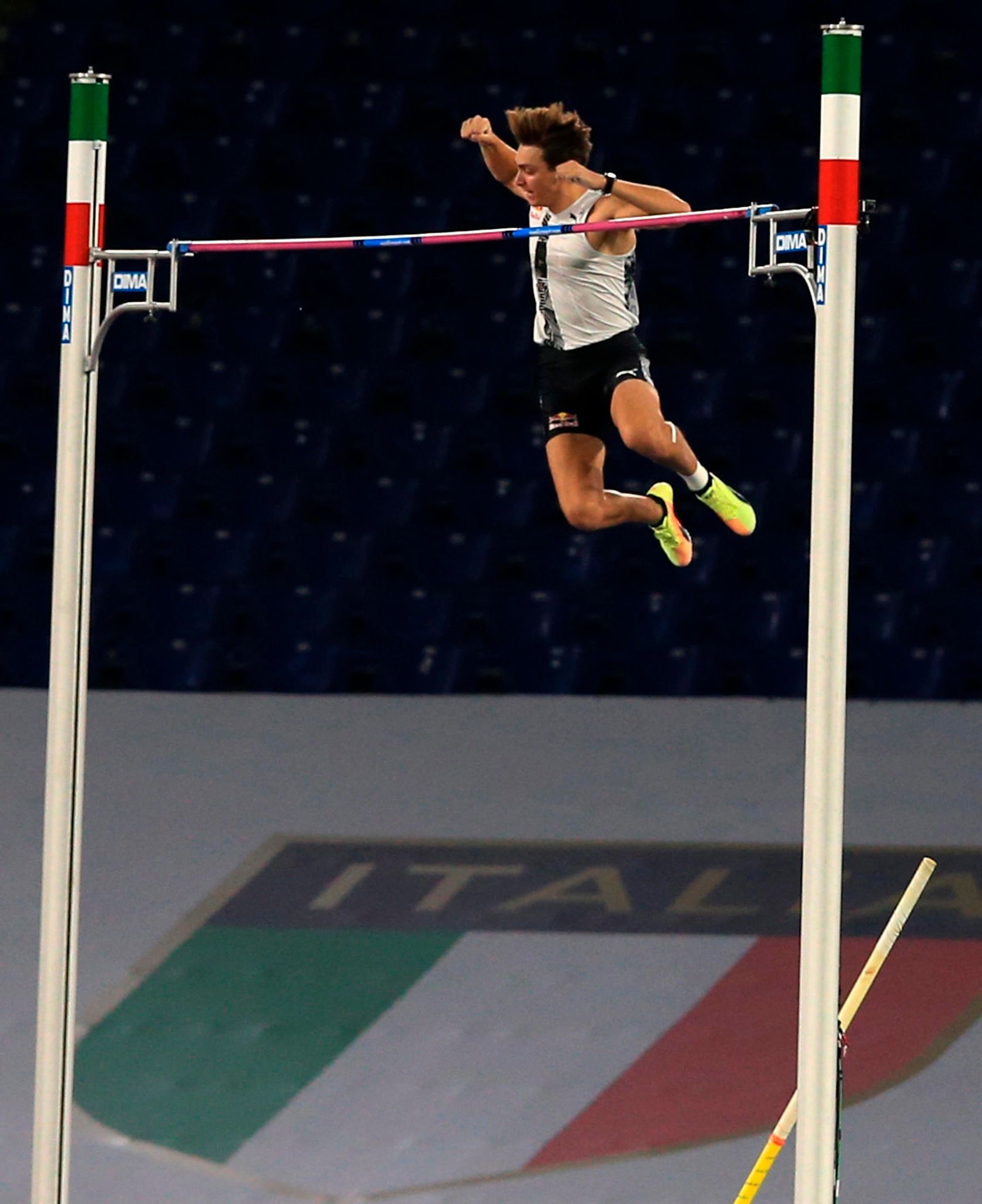  Duplantis, en el momento del salto.