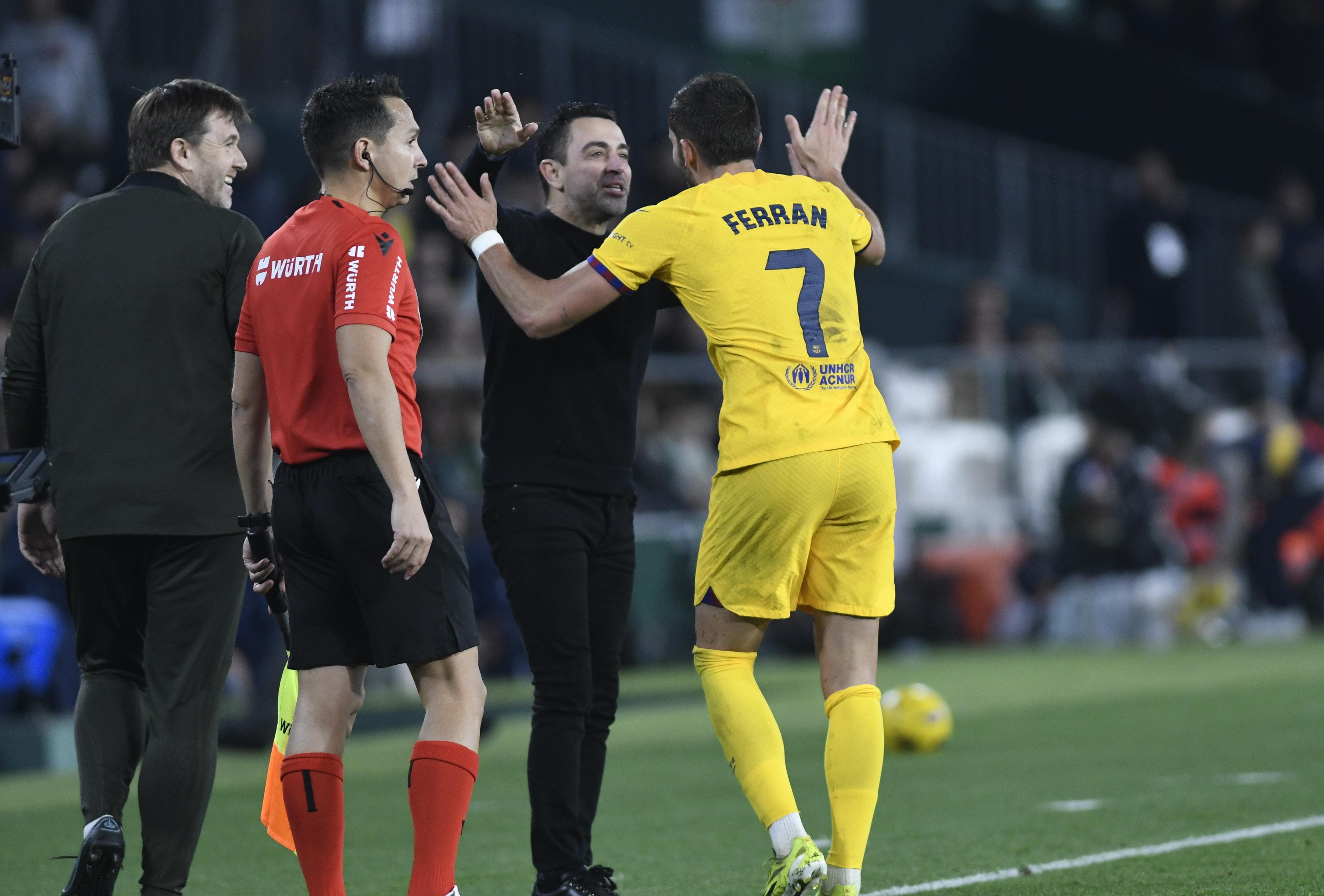 El abrazo entre Ferran Torres y Xavi Hernández en el Betis-Barça.