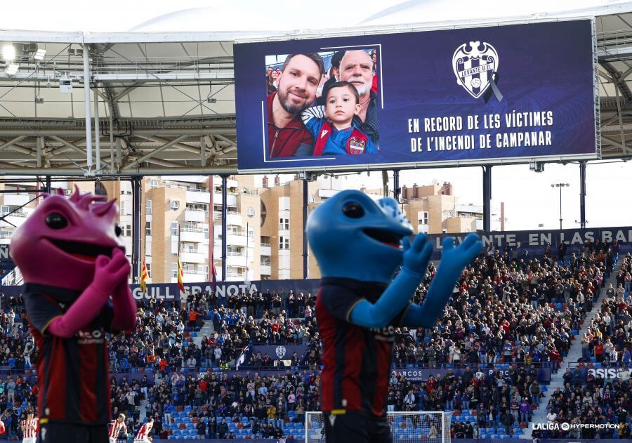  El Ciutat homenajea a Ramón Ferrer y su familia, fallecidos en el incendio de Valencia. (Foto: LAL