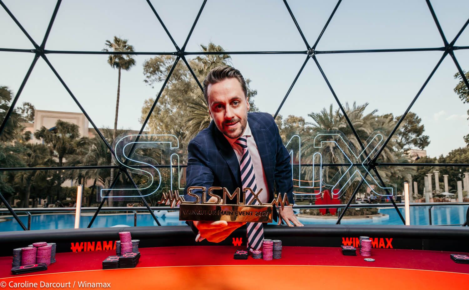 El director del torneo sostiene el trofeo