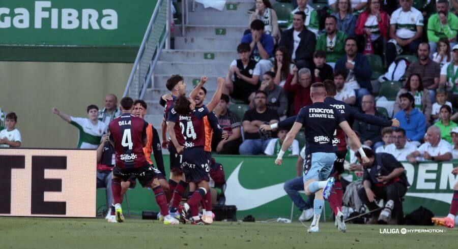 Los jugadores del Levante celebran un gol en casa del Elche.