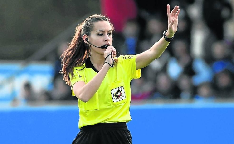  Elena Peláez, arbitrando un encuentro de la Liga Iberdrola.