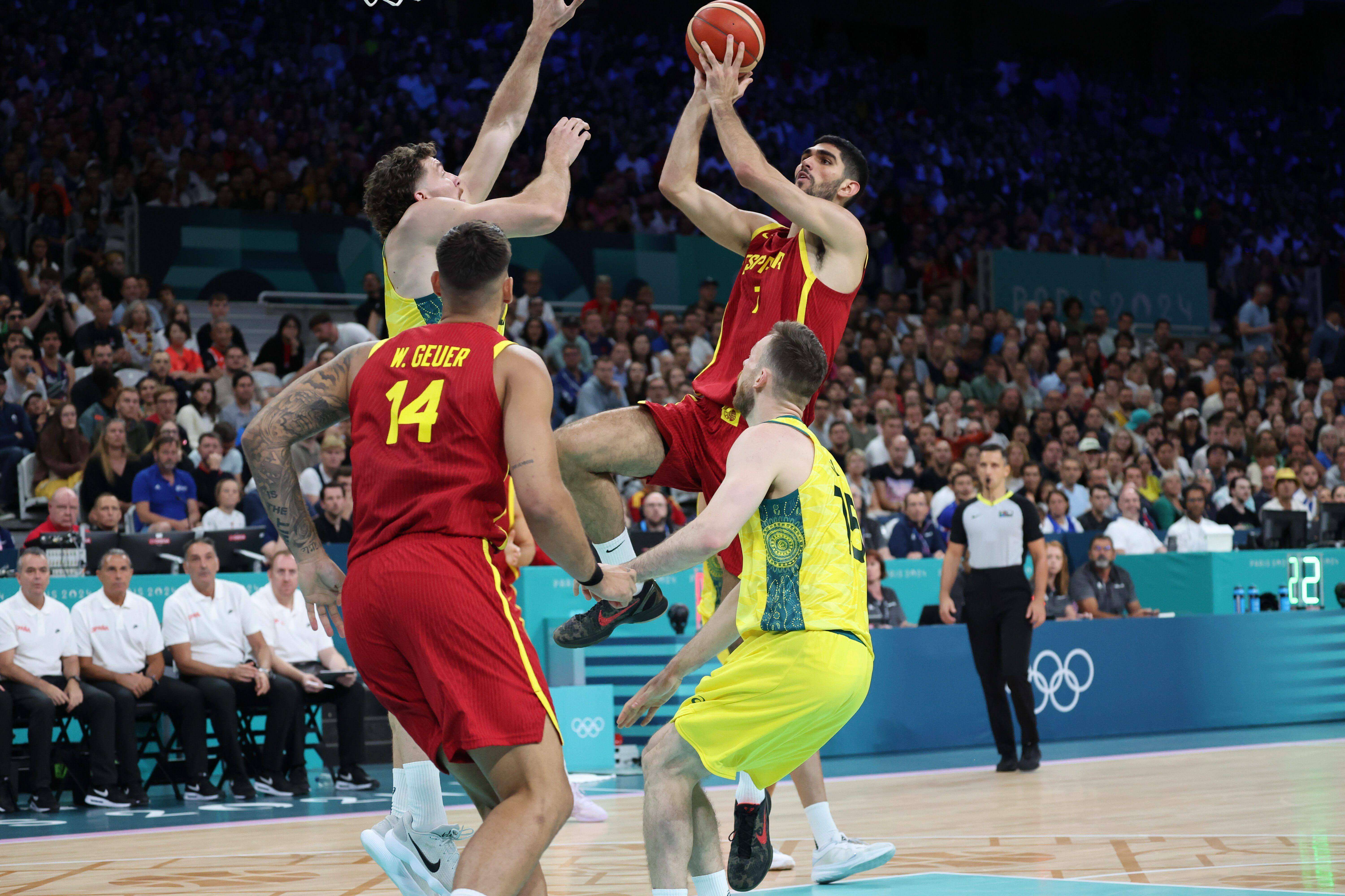  Santi Aldama tira en la derrota de España ante Australia en los Juegos.