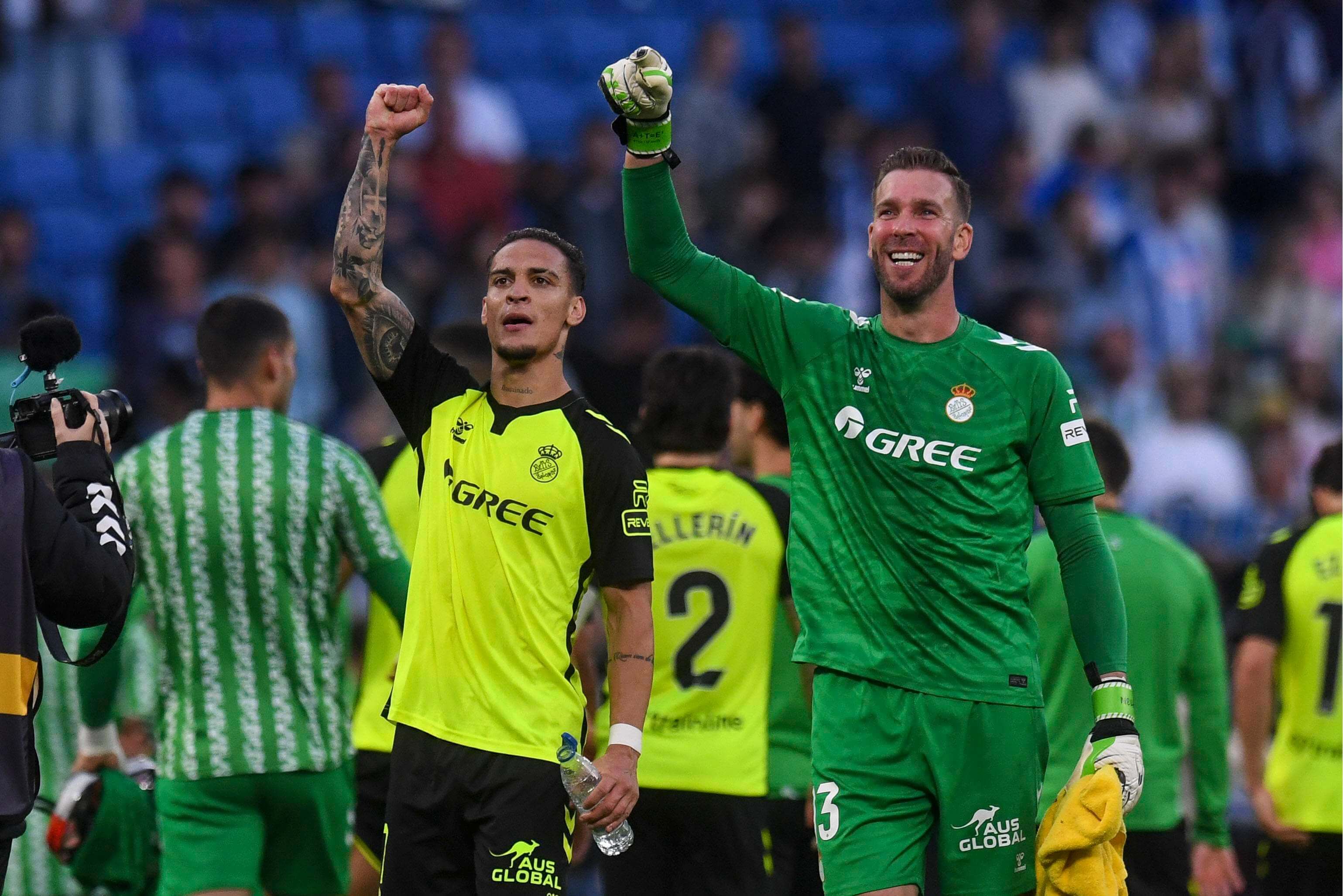 Antony y Adrián celebran el triunfo sobre el Espanyol.