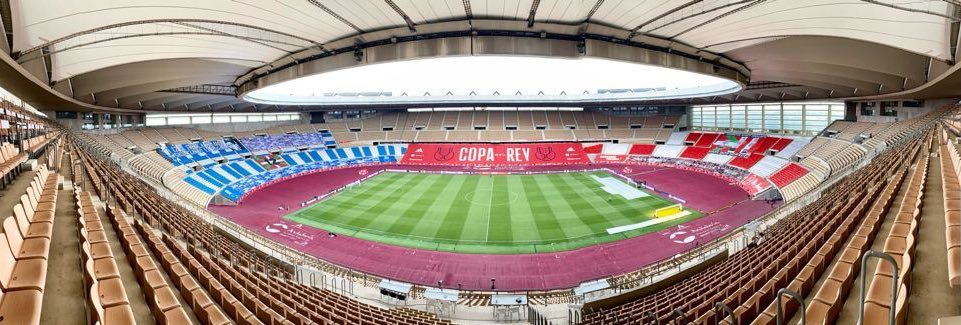  El Estadio de La Cartuja, engalanado para la final de Copa del Rey.