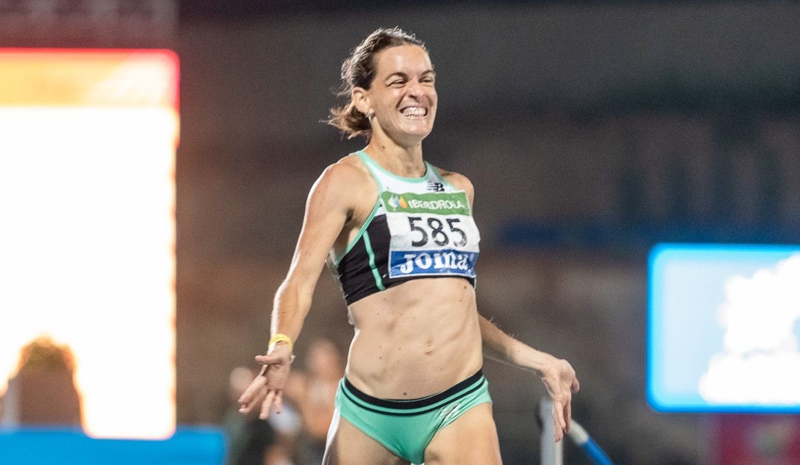 Esther Guerrero, feliz tras pasar en primera posición la línea de meta.