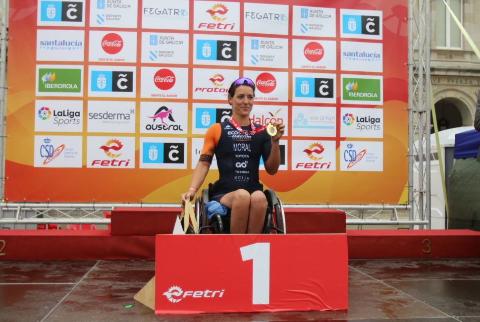  Eva Moral celebra un primer puesto en una prueba de paratriatlón.