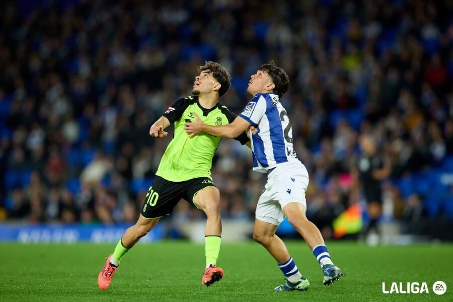 Ez Abde y Jon Aramburu pelean por un balón aéreo en el Real Sociedad-Betis.