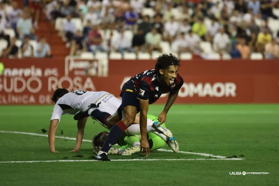 Fabrício celebra el gol en el Albacete - Levante.