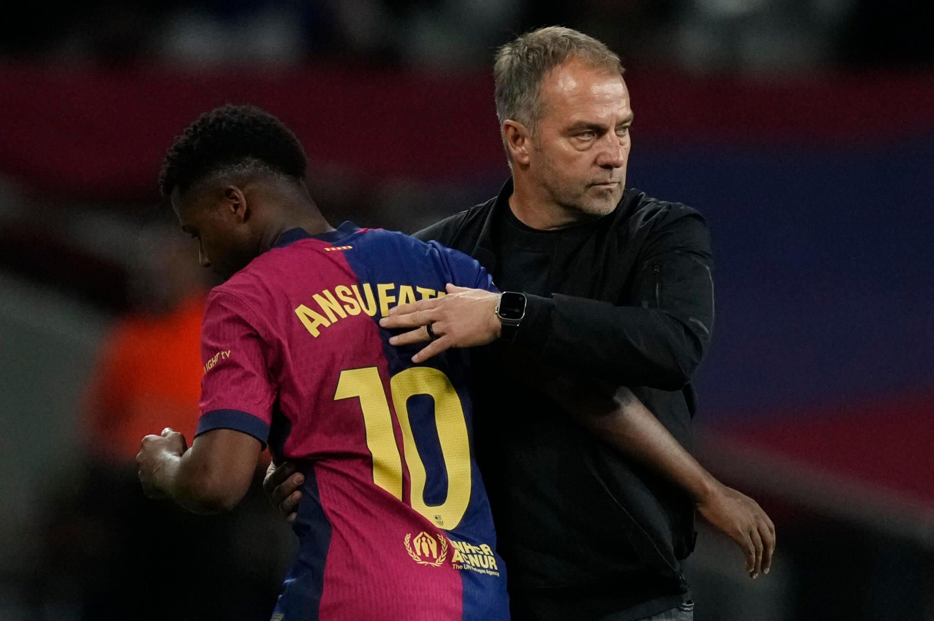 Ansu Fati en el momento de su cambio CON Hansi Flick (EFE)