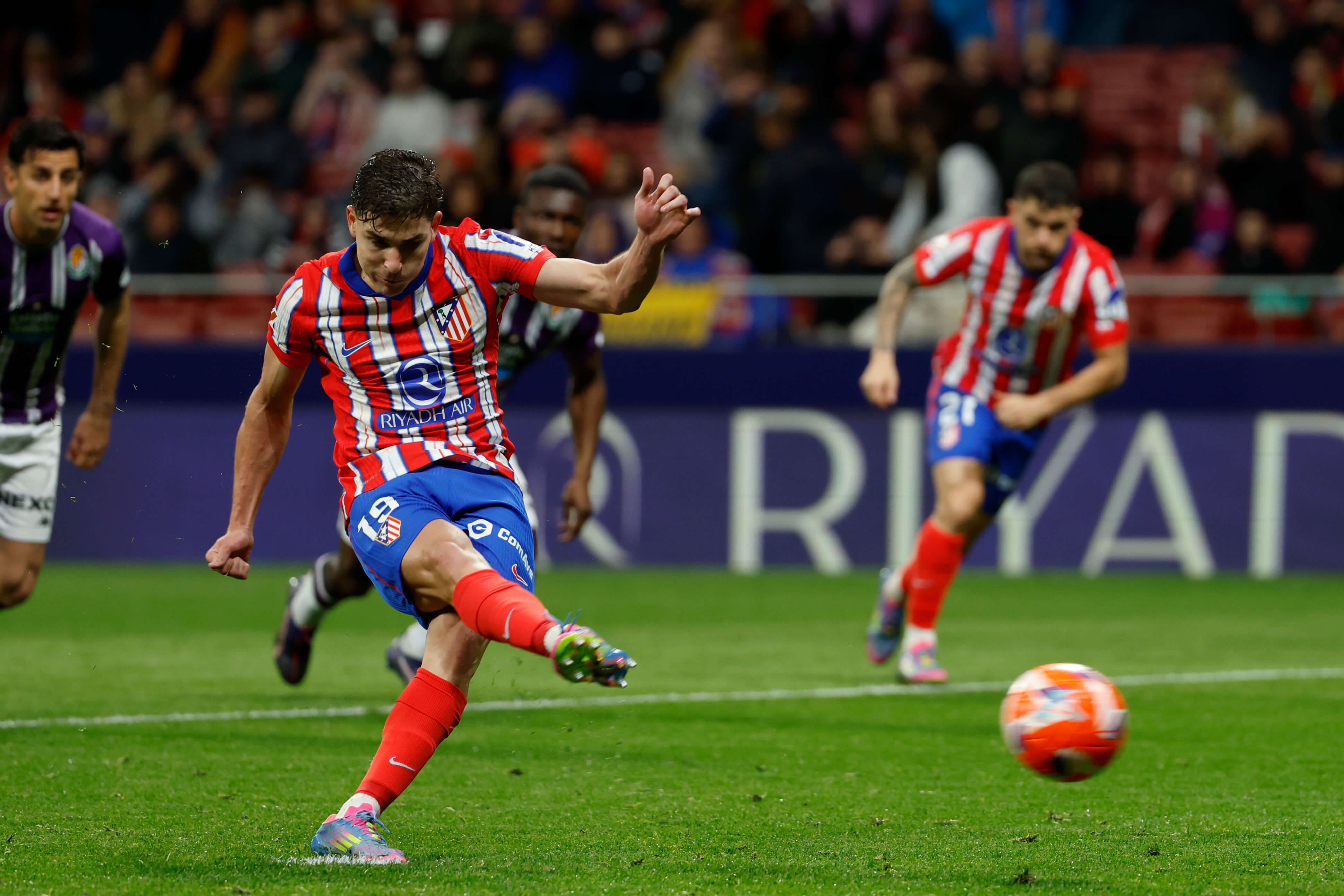 Julián Álvarez en uno de los penaltis ante el Real Valladolid