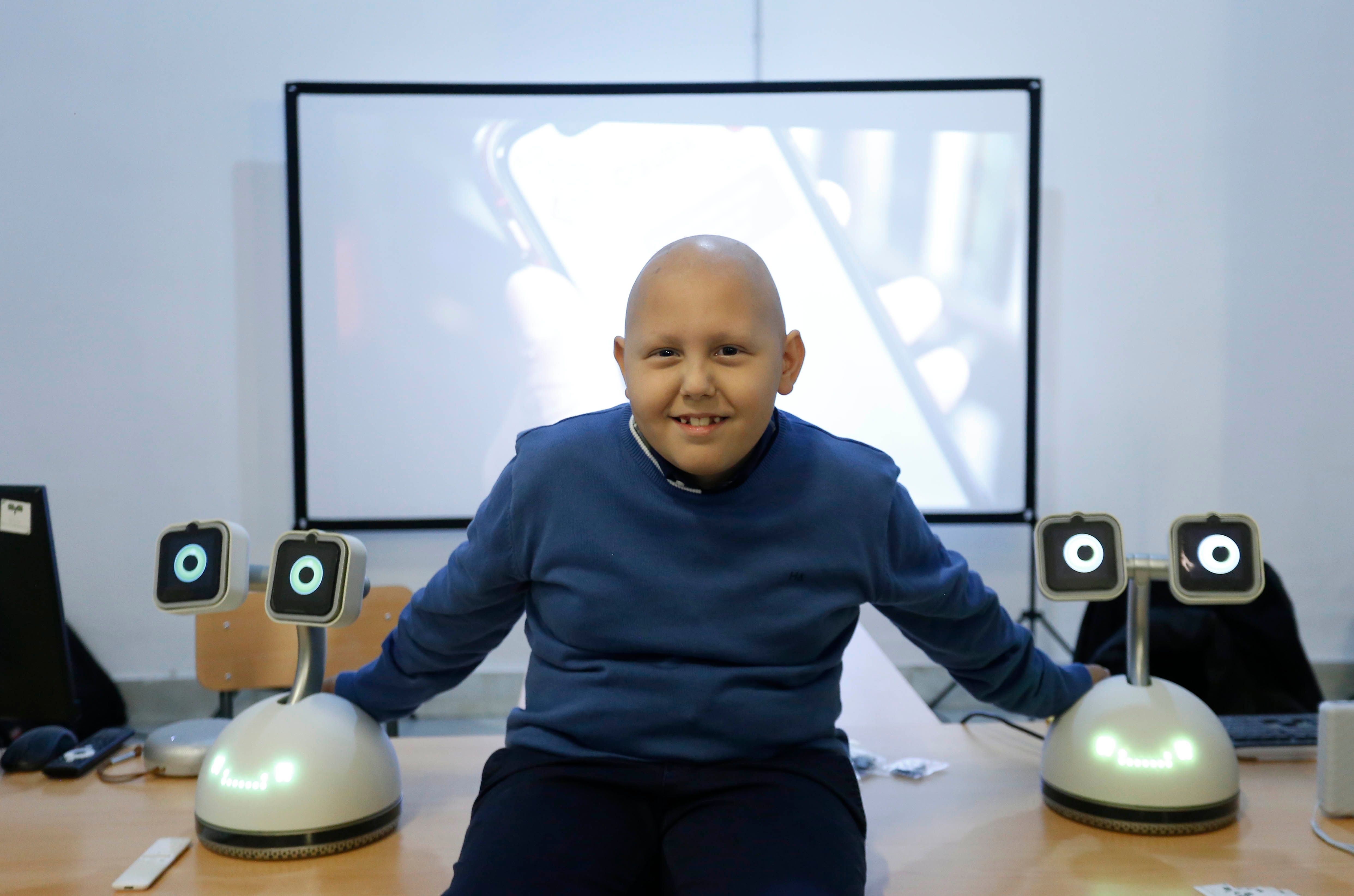  Miguela Angel Boza con los robots Haru.