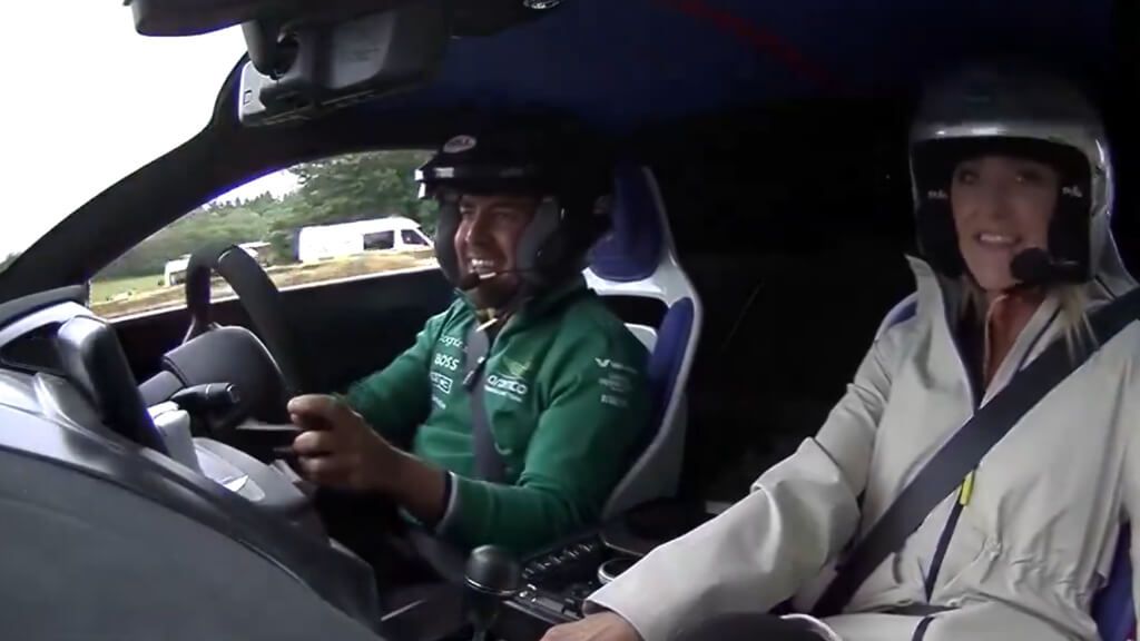  Fernando Alonso estrenando su Aston Martin Valiant en GoodWood