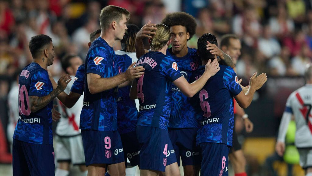  Los jugadores del Atlético de Madrid celebran un gol en Vallecas