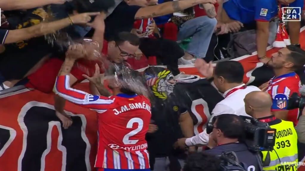  Una botella de agua se cayó encima de Giménez al ir a hablar con los aficionados (foto: captura D