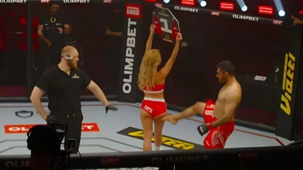  El luchador iraní Ali Heibati golpea a una ring girl