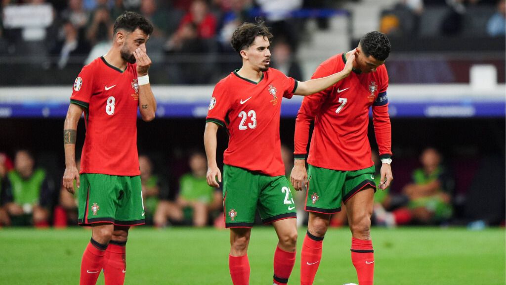 Vitinha anima a Cristiano Ronaldo en el Portugal-Eslovenia (foto: Cordon Press).