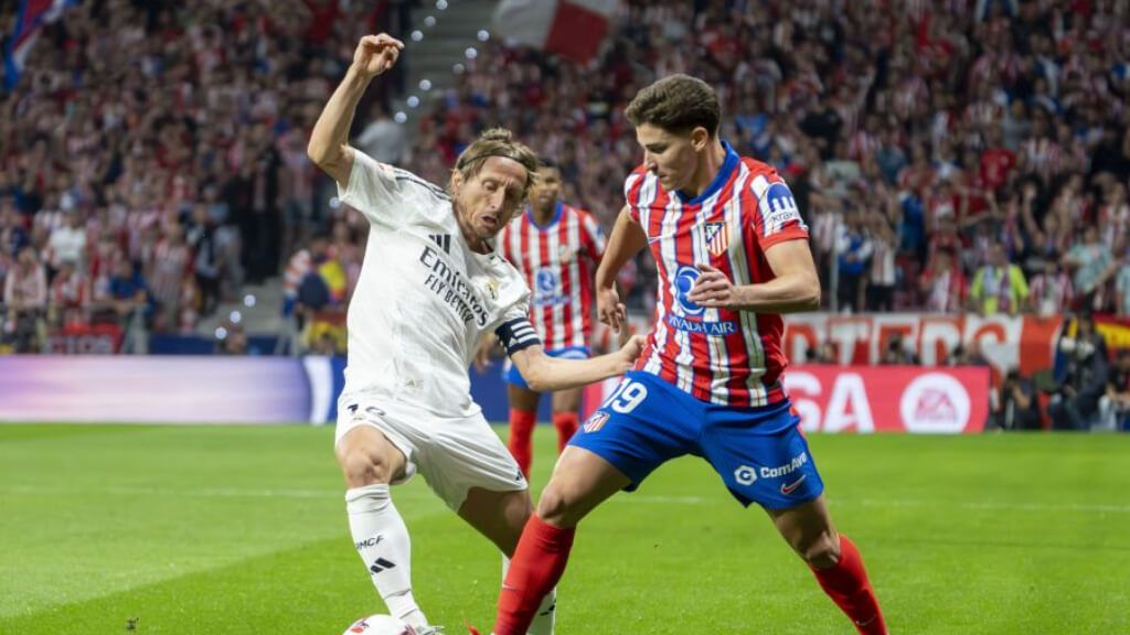  Luka Modric y Julián Álvarez, durante el último derbi entre Atlético de Madrid y Real Madrid.