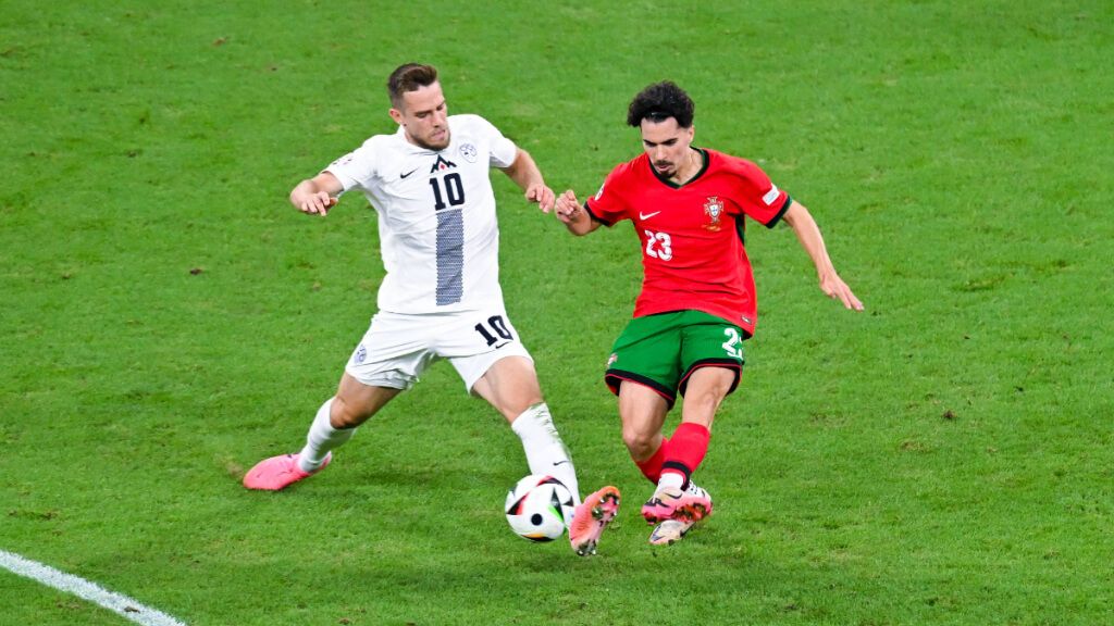 Vitinha ante Elsnik en el Portugal-Eslovenia de la Eurocopa 2024 (foto: Cordon Press)