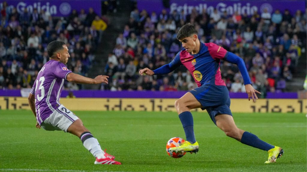  Gerard Martín, ante Anuar en el Real Valladolid- Barcelona(foto: Cordon Press).