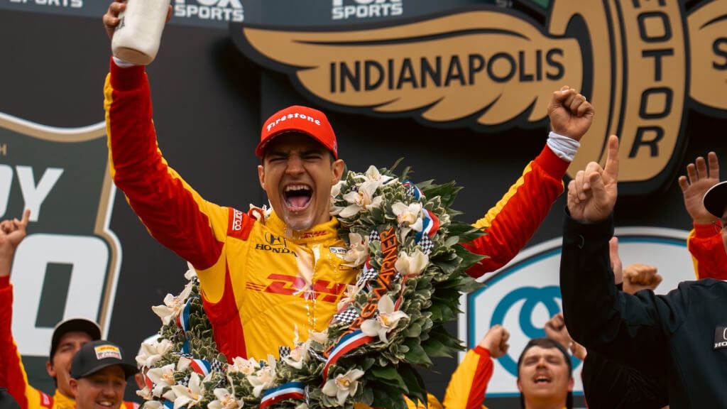  Alex Palou celebra las 500 millas.