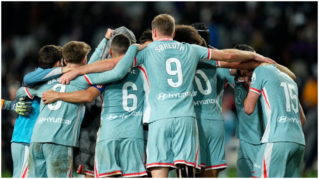  El Atlético de Madrid venció en Montjuic en un partido que terminó con Giménez lesionado. (Fuente: EFE)