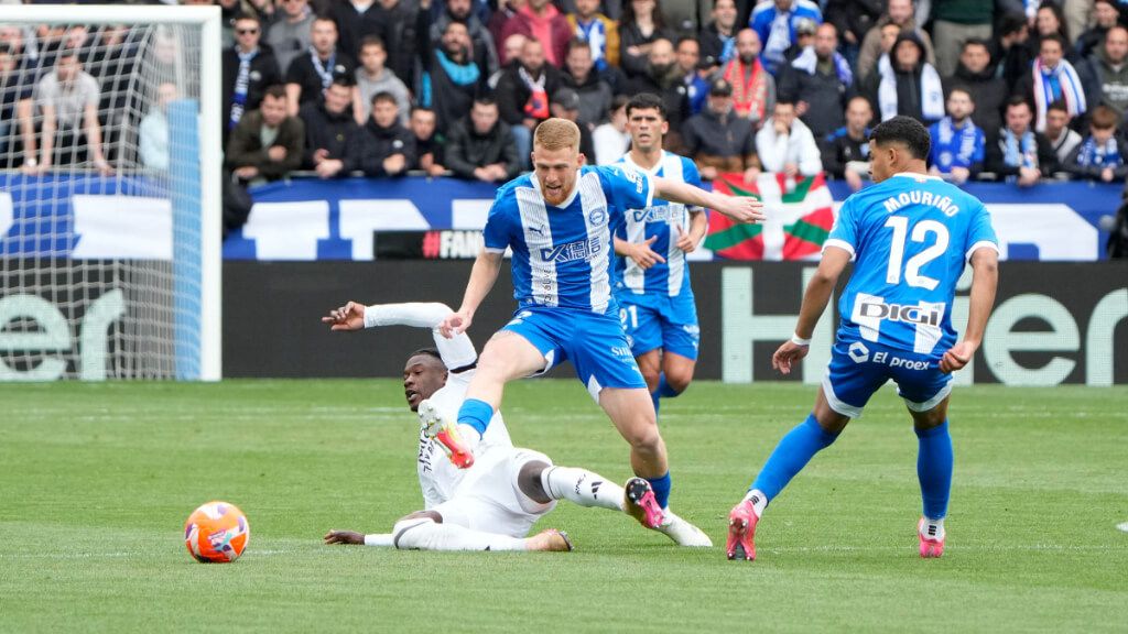 Eduardo Camavinga intenta robar el balón a Carlos Vicente, en el Alavés-Real MAdrid (foto: EFE).