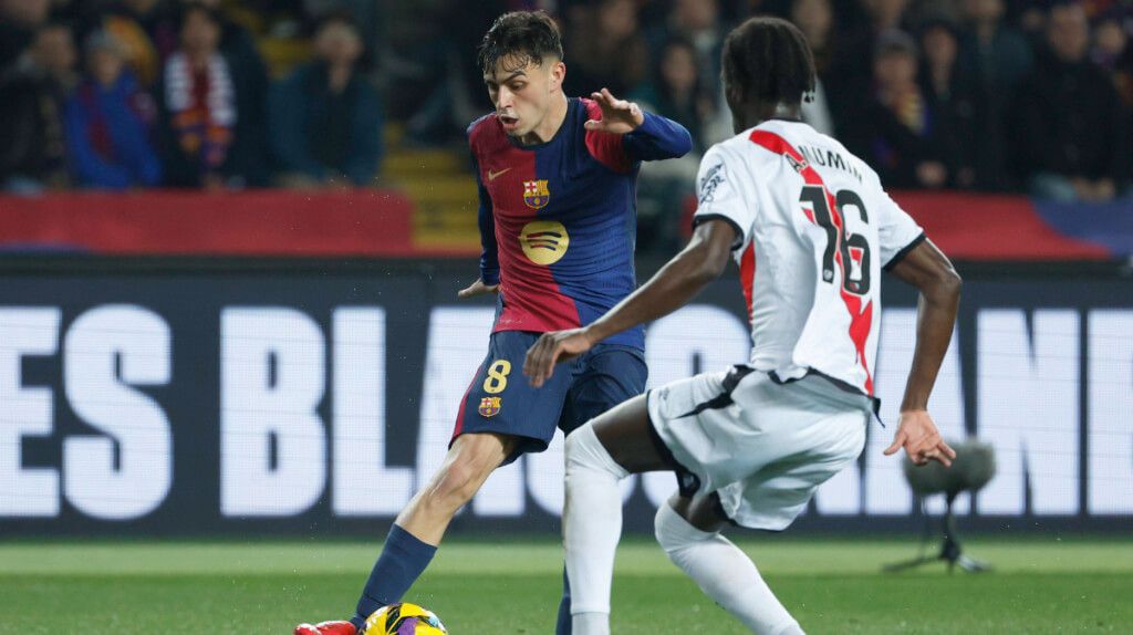  Pedri González ante Mumin, durante el Barcelona-Rayo (foto: Cordon Press).