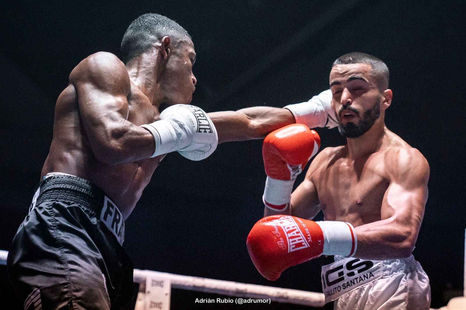  Fran Mendoza no dejó de atacar al canario Santana.