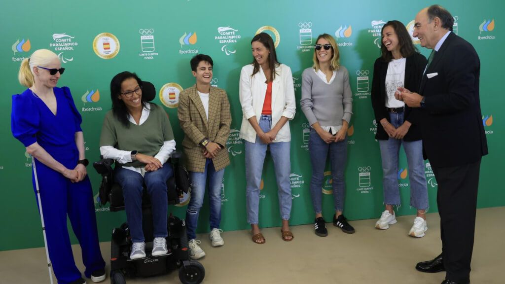  Ignacio Galán junto a las deportistas olímpicas y paralímpicas (Fuente: Iberdrola)
