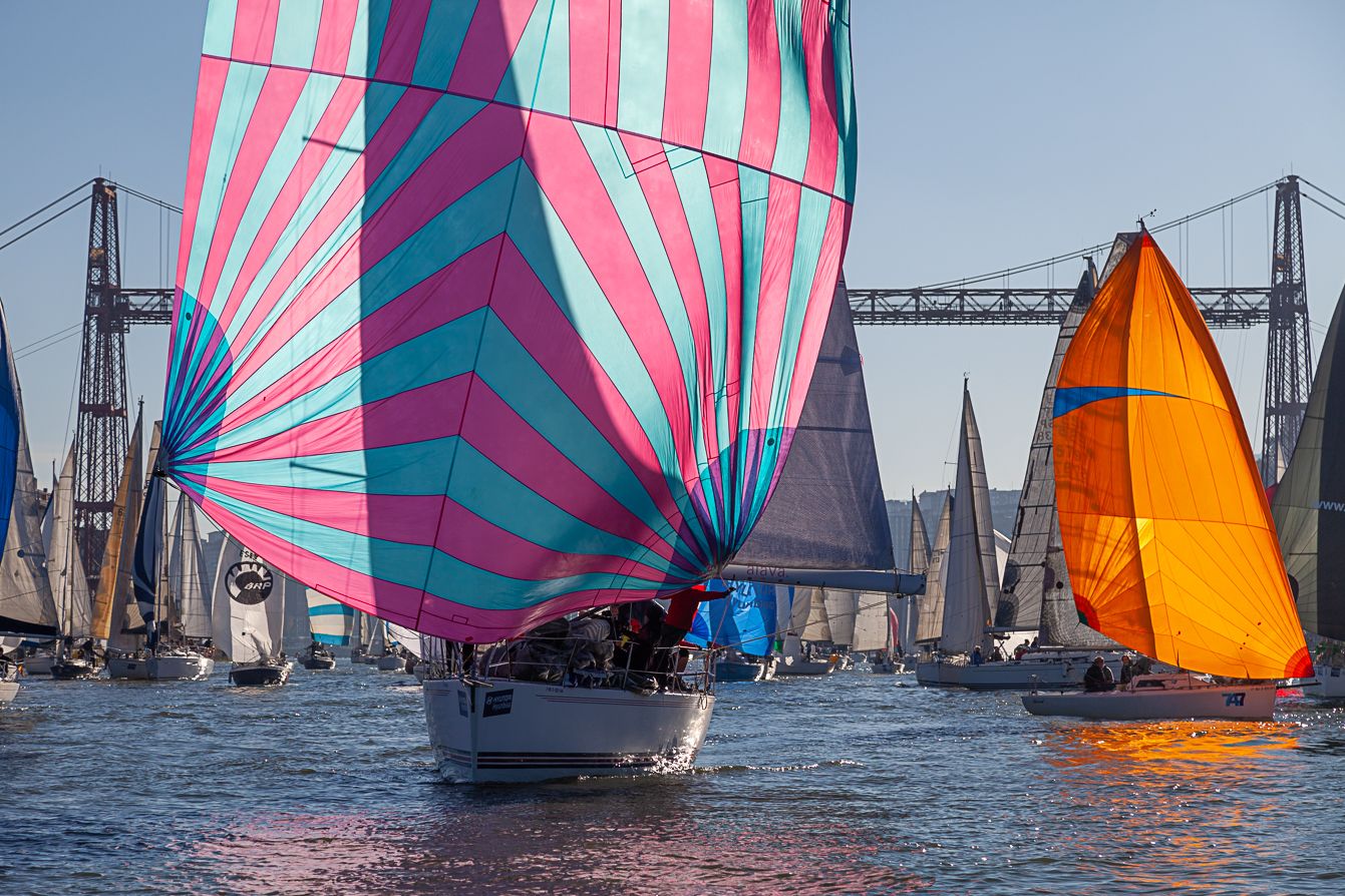  Velas desplegadas en Navidad en la Regata del Gallo bajo el Puente Bizkaia.