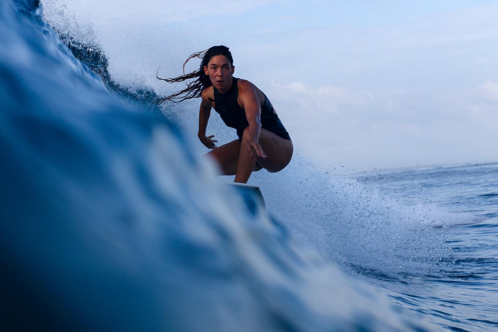  Garazi Sánchez surca una ola sobre su tabla.