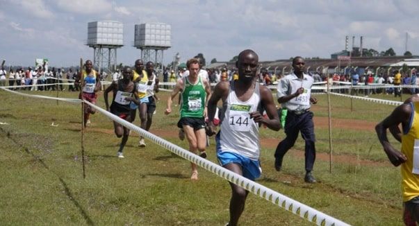 Gavin Smith, por detrás de un corredor keniata vestido de oficinista
