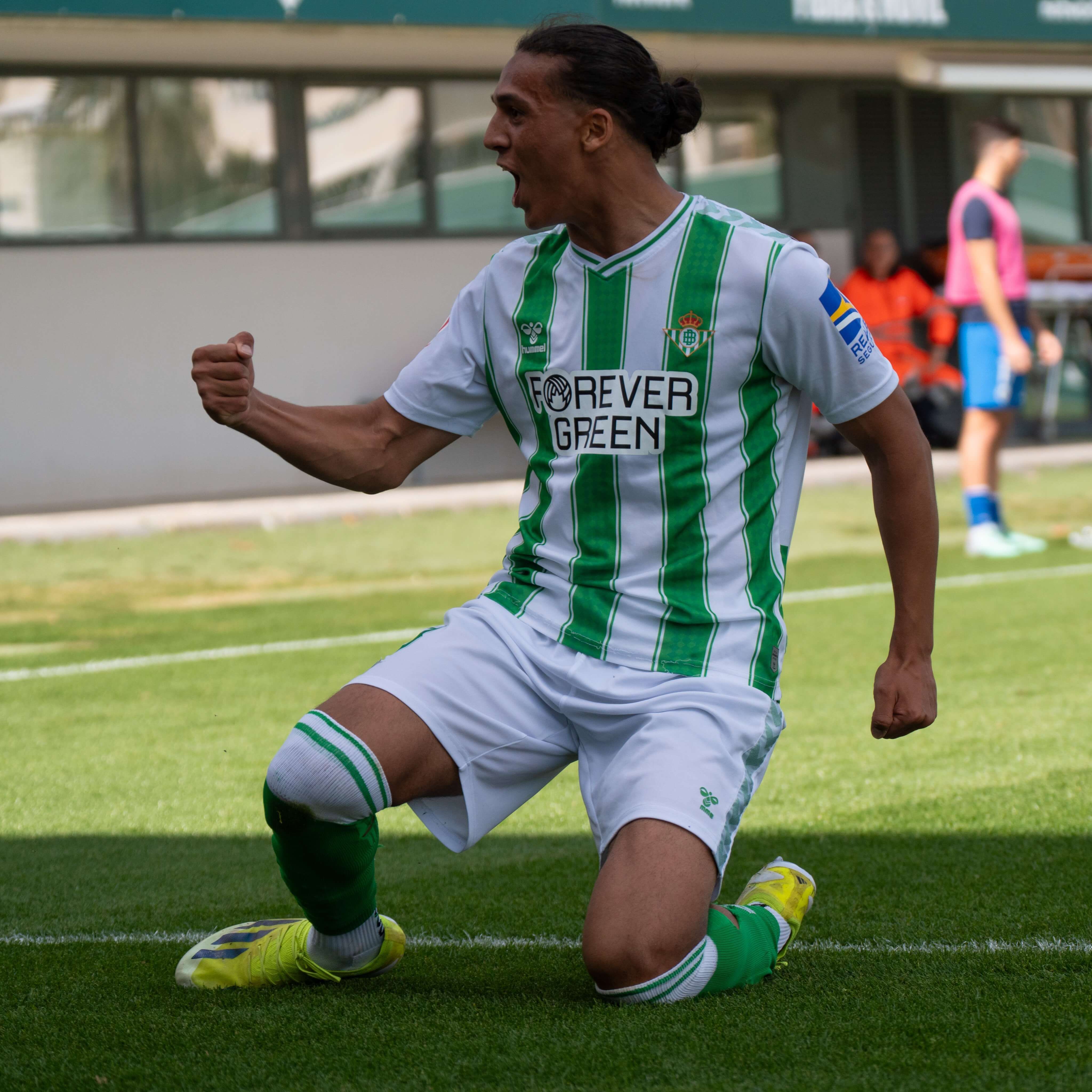  Yanis, celebrando su tanto ante El Palo.